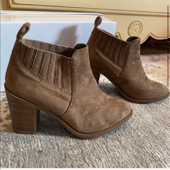 Brown/Tan chunky heeled bootie - Picture 2 of 4
